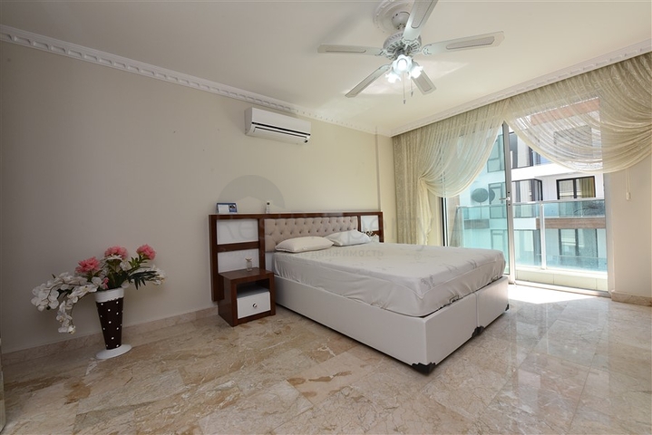 Трехкомнатная квартира в 20 метрах  от моря