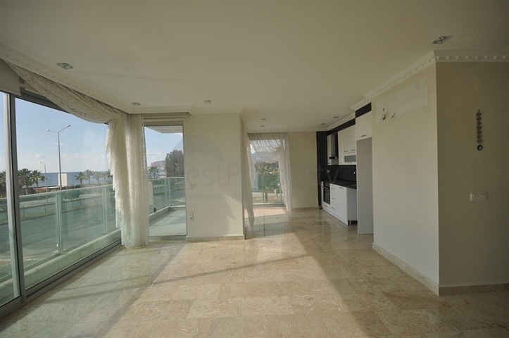 Трехкомнатная квартира в 20 метрах  от моря