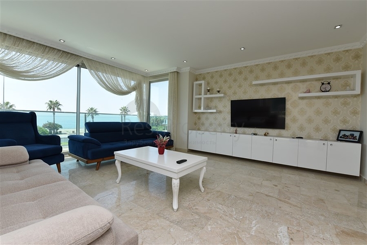 Трехкомнатная квартира в 20 метрах  от моря