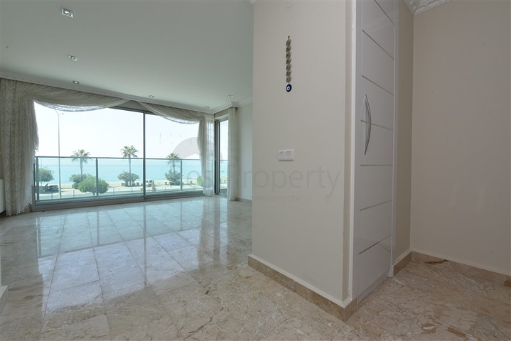 Трехкомнатная квартира в 20 метрах  от моря