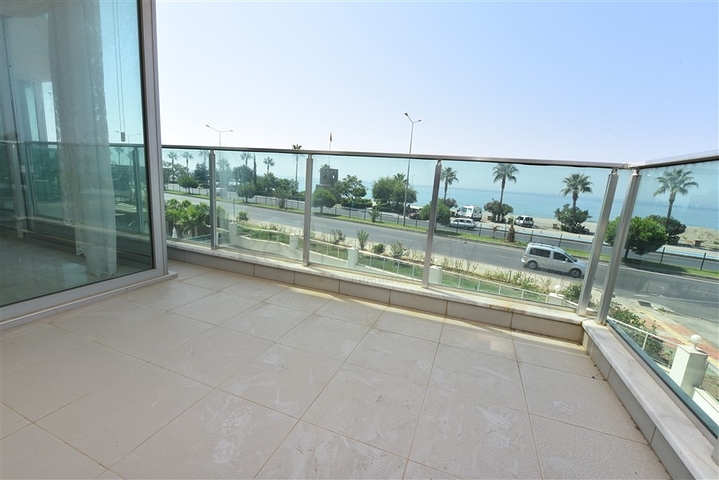 Трехкомнатная квартира в 20 метрах  от моря