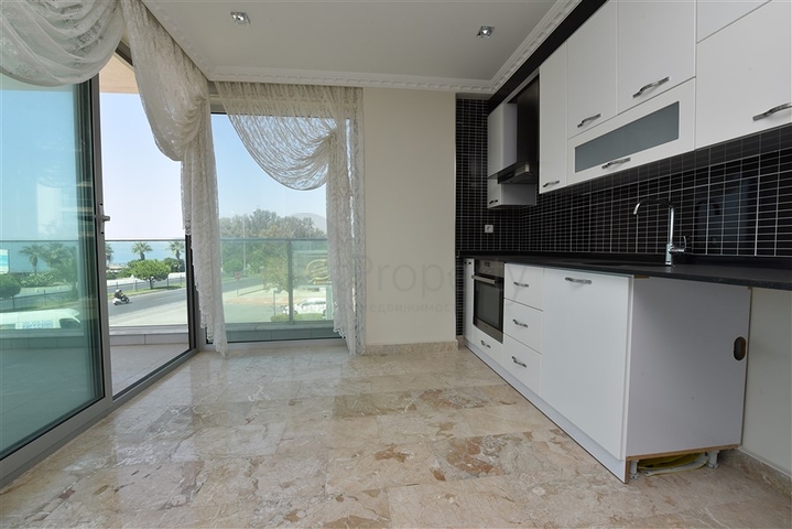 Трехкомнатная квартира в 20 метрах  от моря