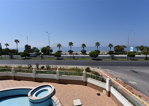 Трехкомнатная квартира в 20 метрах  от моря