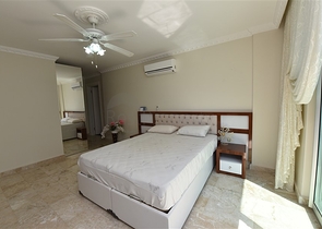 Трехкомнатная квартира в 20 метрах  от моря