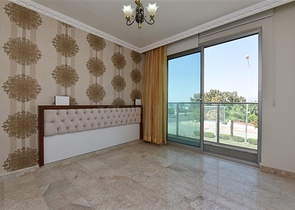 Трехкомнатная квартира в 20 метрах  от моря