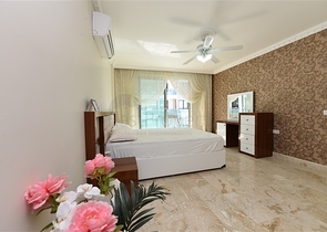 Трехкомнатная квартира в 20 метрах  от моря