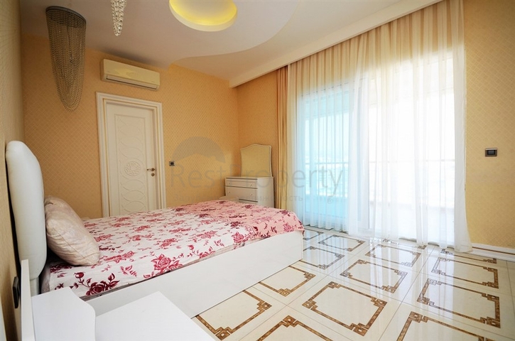 Меблированный двухуровневый пентхаус в Махмутларе