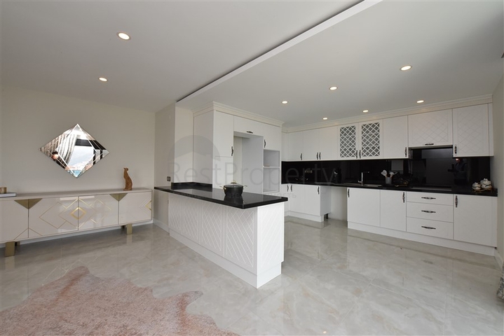 Просторный пентхаус на первой береговой линии 