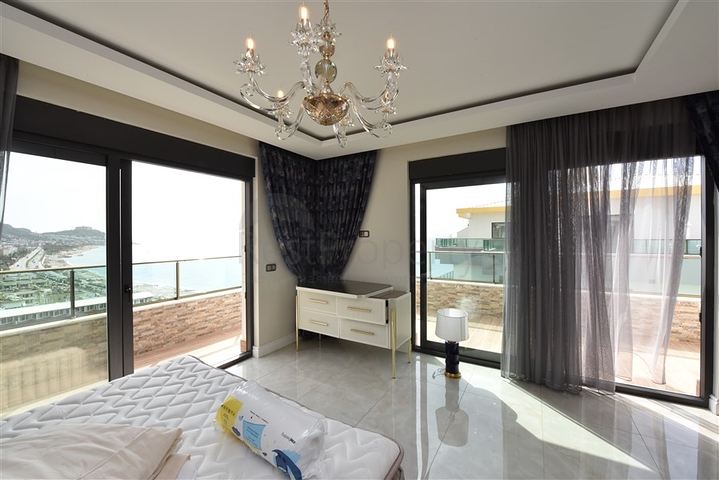 Просторный пентхаус на первой береговой линии 