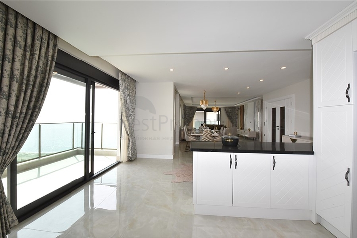 Просторный пентхаус на первой береговой линии 