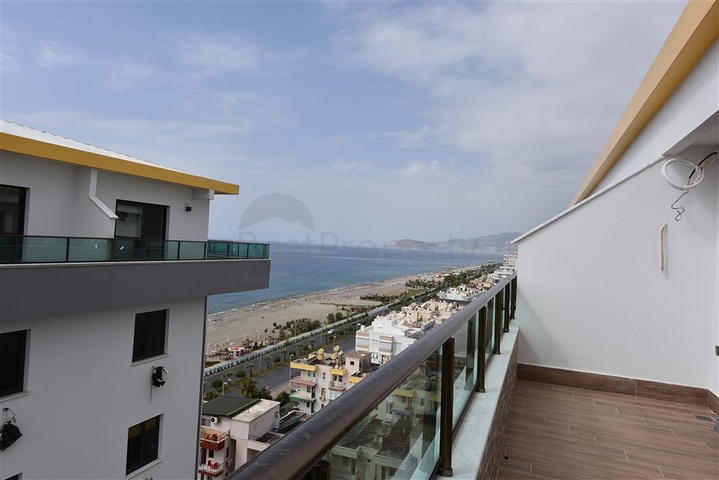 Просторный пентхаус на первой береговой линии 