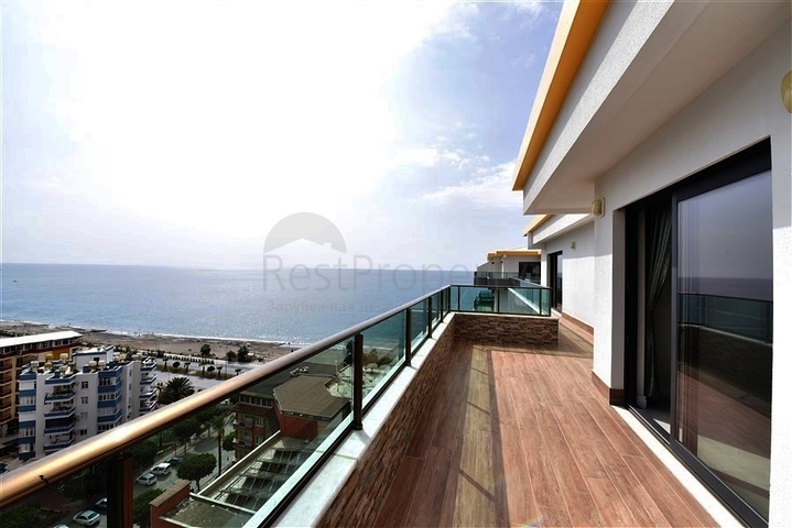 Просторный пентхаус на первой береговой линии 