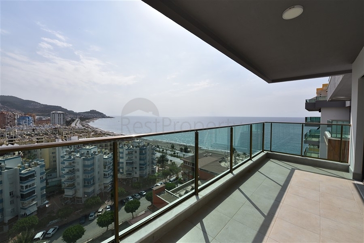 Просторный пентхаус на первой береговой линии 