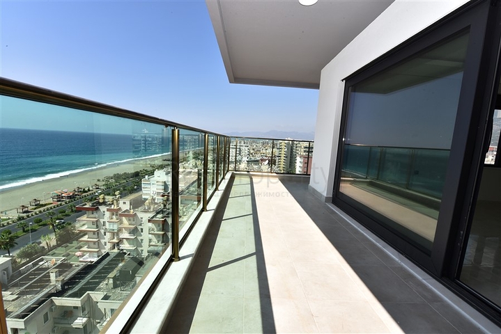 Пентхаус с видом на лазурное  море