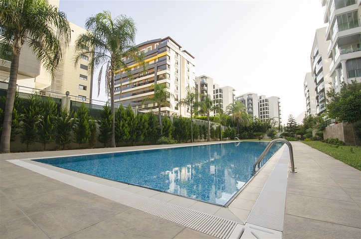 Просторная квартира 3+1 с видом на море в Коньялты