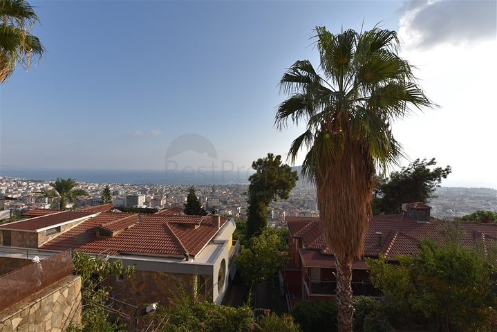 Вилла 4+1 с собственным садом, в центральном районе Алании