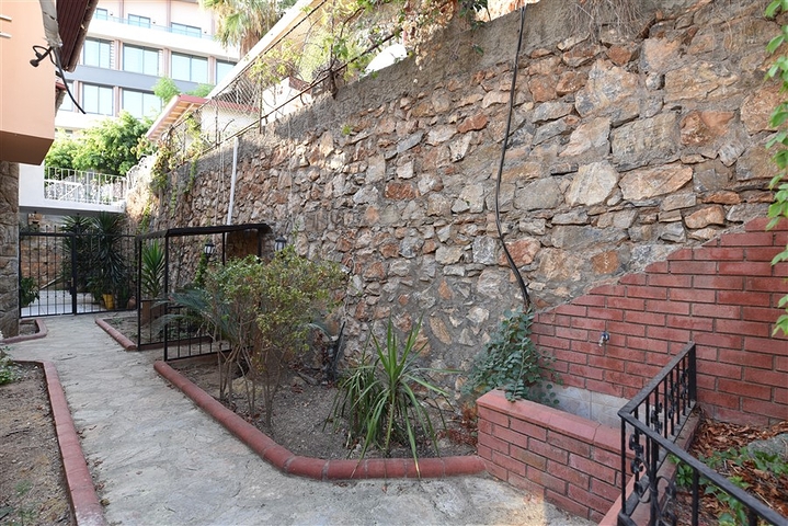 Вилла 4+1 с собственным садом, в центральном районе Алании