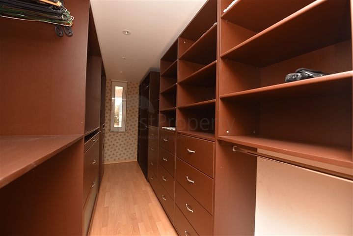 Вилла 4+1 с собственным садом, в центральном районе Алании