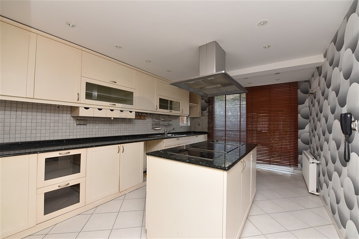 Вилла 4+1 с собственным садом, в центральном районе Алании