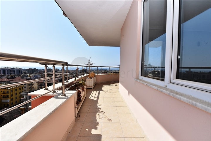 Просторная квартира 3+1 в центре Аланьи с видом на Средиземное море