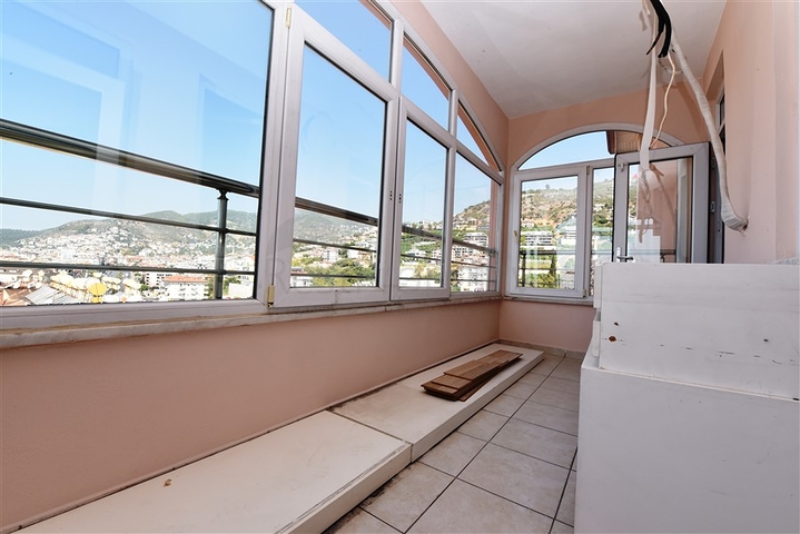 Просторная квартира 3+1 в центре Аланьи с видом на Средиземное море