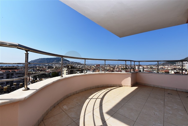 Просторная квартира 3+1 в центре Аланьи с видом на Средиземное море