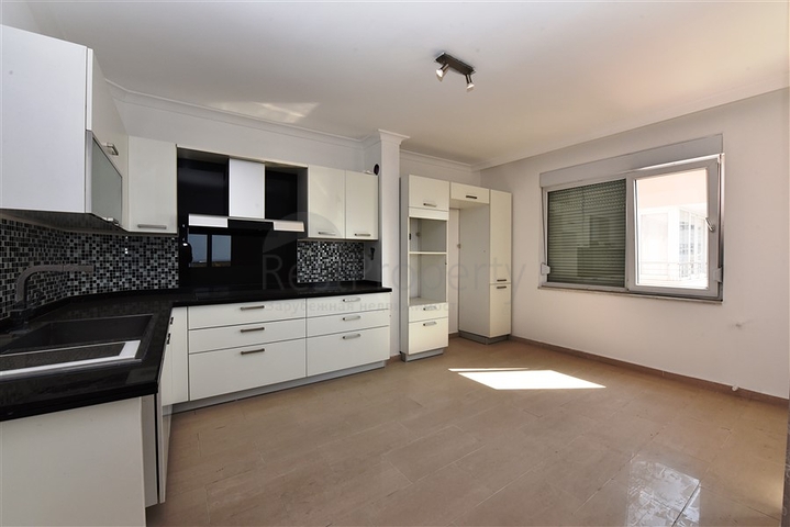 Просторная квартира 3+1 в центре Аланьи с видом на Средиземное море