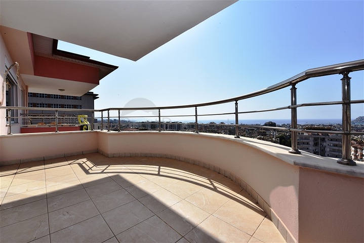 Просторная квартира 3+1 в центре Аланьи с видом на Средиземное море