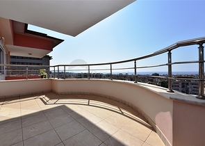 Просторная квартира 3+1 в центре Аланьи с видом на Средиземное море