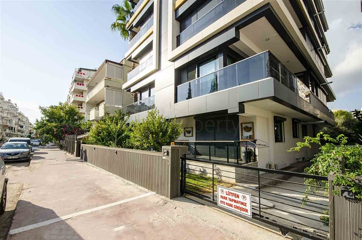 Просторная двухуровневая квартира в центре города Анталии