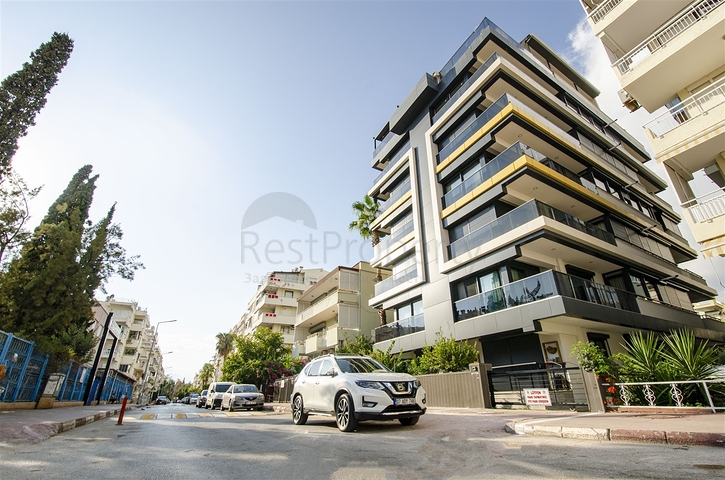 Просторная двухуровневая квартира в центре города Анталии