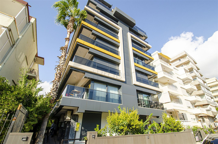 Просторная двухуровневая квартира в центре города Анталии