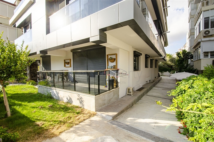 Просторная двухуровневая квартира в центре города Анталии