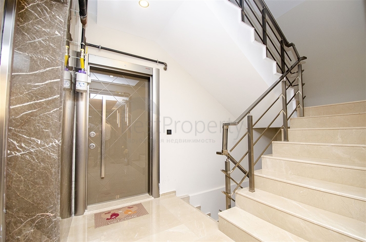 Просторная двухуровневая квартира в центре города Анталии