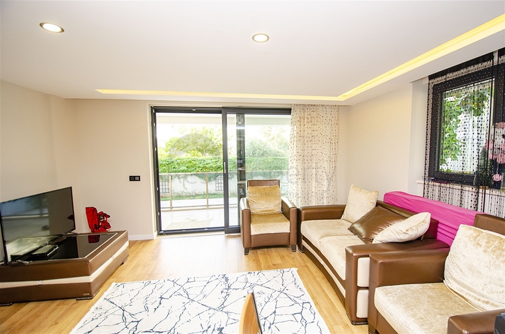 Просторная двухуровневая квартира в центре города Анталии