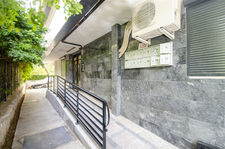 Просторная двухуровневая квартира в центре города Анталии