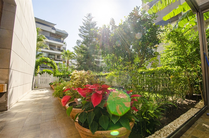 Элитная квартира 5+1 с выходом в сад в Унжалы Коньяалты