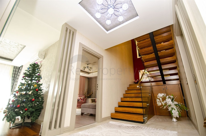 Элитная квартира 5+1 с выходом в сад в Унжалы Коньяалты