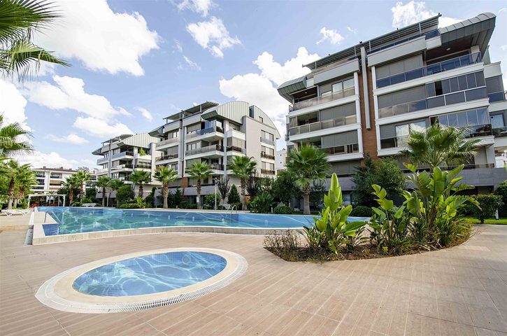 Элитная квартира 5+1 с выходом в сад в Унжалы Коньяалты