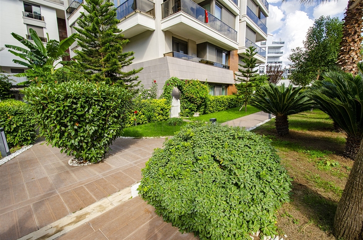 Элитная квартира 5+1 с выходом в сад в Унжалы Коньяалты