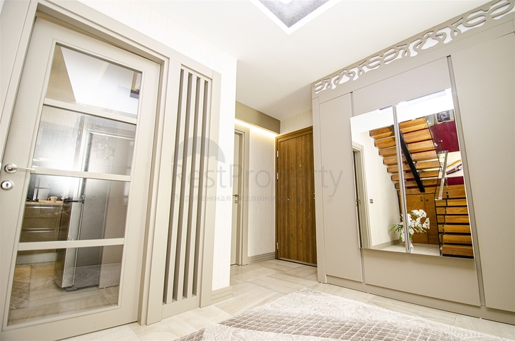 Элитная квартира 5+1 с выходом в сад в Унжалы Коньяалты