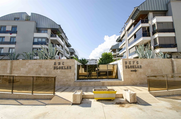 Элитная квартира 5+1 с выходом в сад в Унжалы Коньяалты