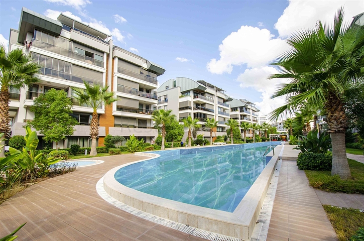 Элитная квартира 5+1 с выходом в сад в Унжалы Коньяалты