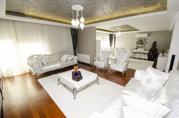 Элитная квартира 5+1 с выходом в сад в Унжалы Коньяалты