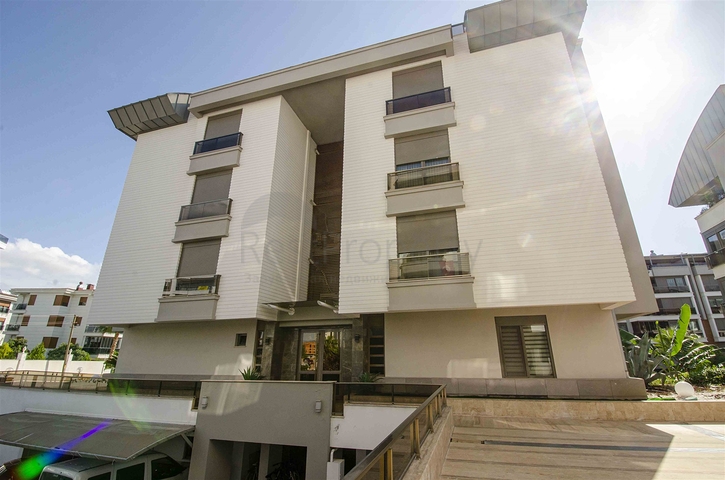 Элитная квартира 5+1 с выходом в сад в Унжалы Коньяалты