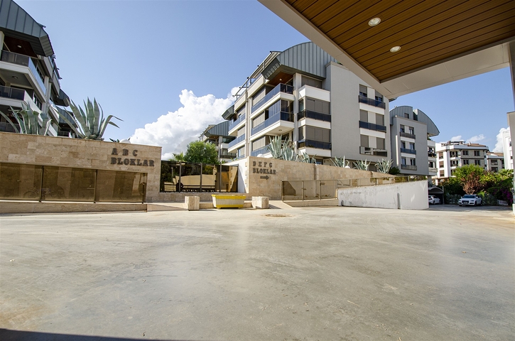 Элитная квартира 5+1 с выходом в сад в Унжалы Коньяалты