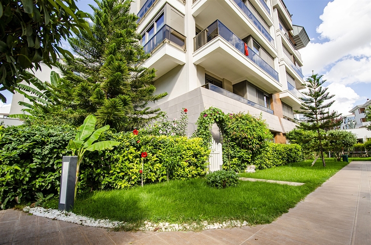 Элитная квартира 5+1 с выходом в сад в Унжалы Коньяалты