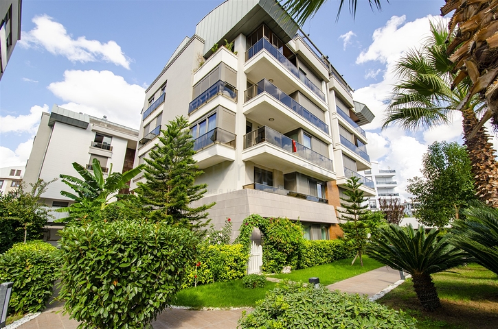 Элитная квартира 5+1 с выходом в сад в Унжалы Коньяалты