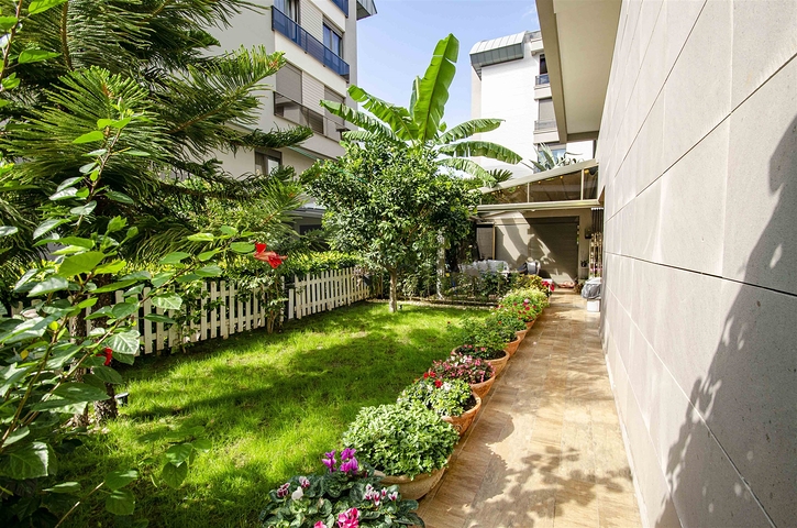 Элитная квартира 5+1 с выходом в сад в Унжалы Коньяалты