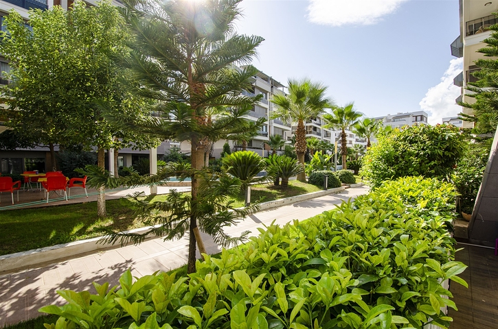 Элитная квартира 5+1 с выходом в сад в Унжалы Коньяалты